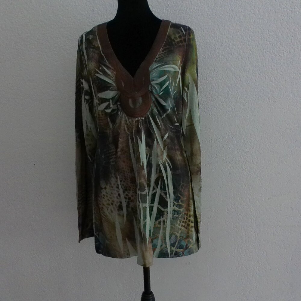 Longsleeve abstract green V-neck size: small